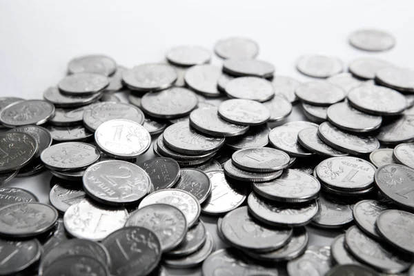 Σωρός από κέρματα για ένα λευκό — Φωτογραφία Αρχείου