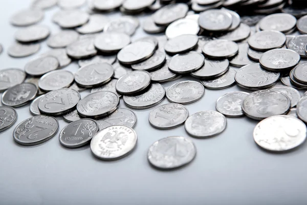 Pila de monedas en un blanco — Foto de Stock