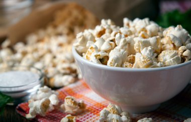 mutfak peçete üzerinde bir kase içine patlamış mısır