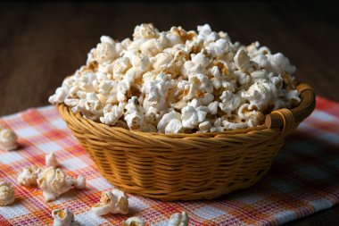 peçeteye hasır sepet içinde tuzlu popcorn