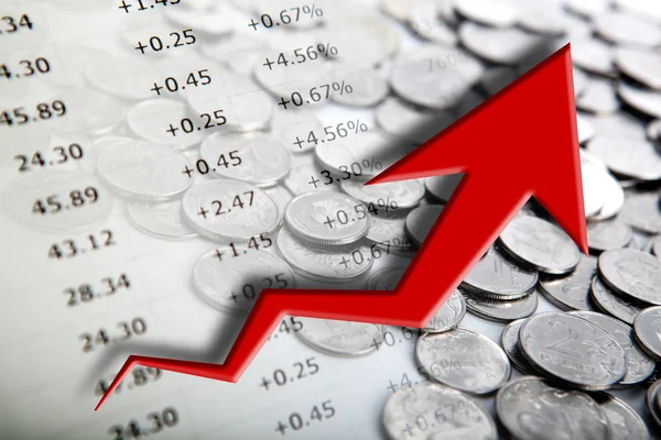 Mucchio di monete con cifre e diagramma — Foto Stock