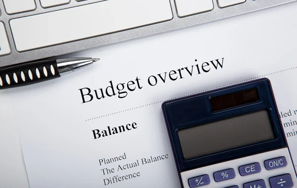 Document with title budget overview on the desktop — Stock Photo, Image