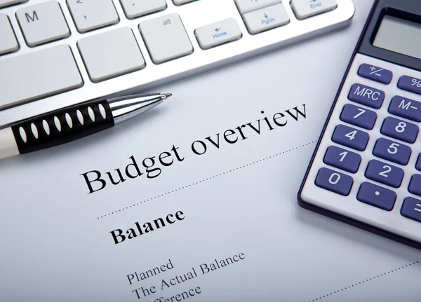 Document with title budget overview and keyboard, calculator — Stock Photo, Image