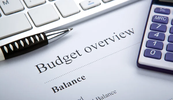 Dokument s názvem Přehled rozpočtu a klávesnice — Stock fotografie