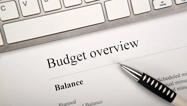 Document with title budget overview on the desktop — Stock Photo, Image