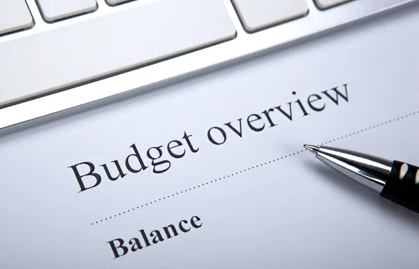Document with title budget overview and keyboard — Stock Photo, Image