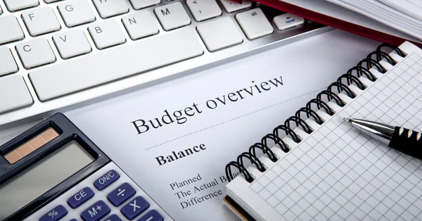 Document with title budget overview on the desktop — Stock Photo, Image