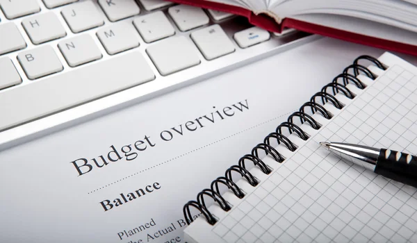 Document with title budget overview on the desktop — Stock Photo, Image