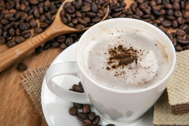 Bir fincan kremalı ve tarçınlı kahve. Hayat yakın.