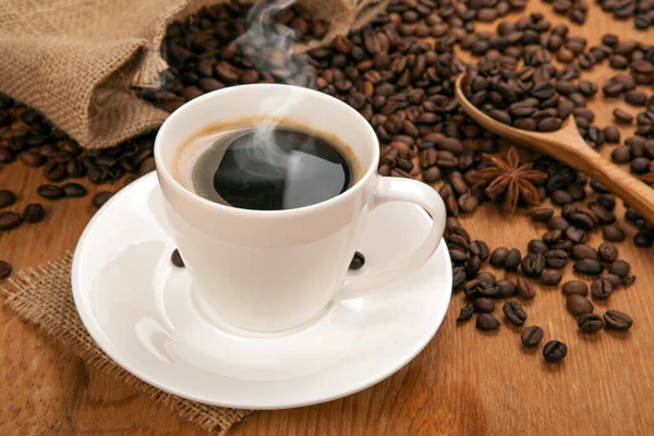 Tazza Caffè Aromatico Con Schiuma Tovagliolo Bambù Con Chicchi Caffè — Foto Stock