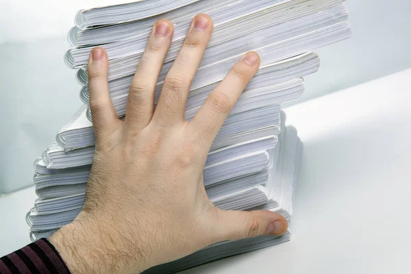 Man Hand Houdt Een Notebook Van Een Stapel Notebooks Close — Stockfoto