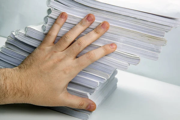 Man Hand Houdt Een Notebook Van Een Stapel Notebooks Close — Stockfoto