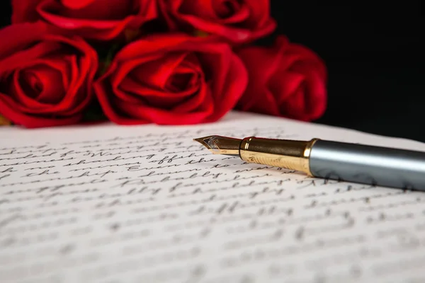 Füllfederhalter Auf Brief Mit Text Und Roten Rosen Nahaufnahme — Stockfoto