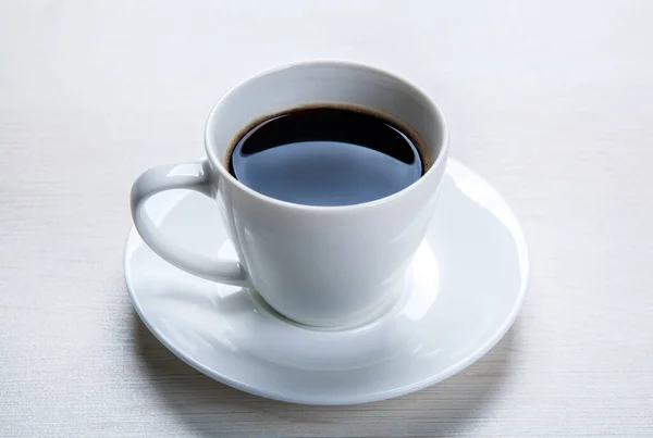 Xícara Branca Com Café Preto Pires Mesa Closeup — Fotografia de Stock