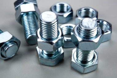 Çelik fındıklar vidaları birbirine bağlıyor.