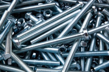 Çelik vidalar bağlanma malzemelerini çok yakından bağlar