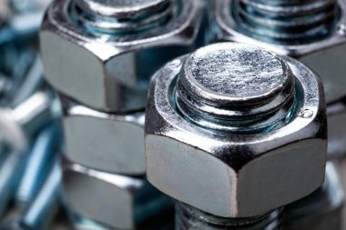 Büyük çelik fındıklar, vidalanmış civata yakın çekim