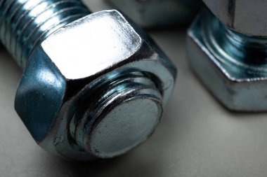 Büyük çelik fındıklar, vidalanmış civata yakın çekim