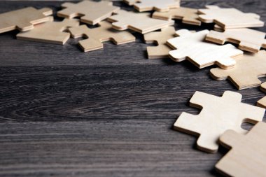 Ahşap bir arkaplanda bilmece gibi gizlenmiş bulmaca ögeleri