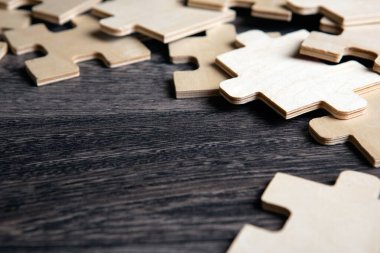Ahşap bir arkaplanda bilmece gibi gizlenmiş bulmaca ögeleri