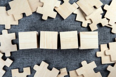 Tekstil arkaplan görünümünde dört küp ve yapboz parçası