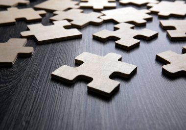 Ahşap bir arkaplanda bilmece gibi gizlenmiş bulmaca ögeleri