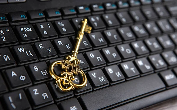 Gouden Sleutel Symbool Zwarte Computer Toetsenbord Closeup — Stockfoto