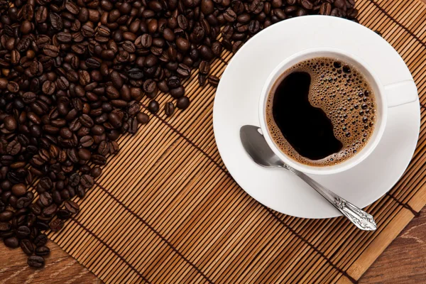 Φλυτζάνι του μαύρου καφέ με ψητό καφέ φασόλια — Φωτογραφία Αρχείου
