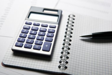 hesap makinesi ve kağıt üzerinde çalışmak