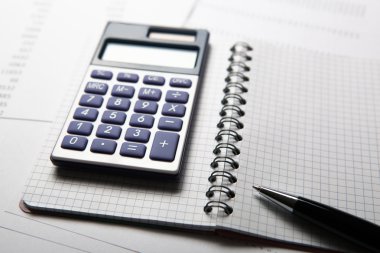 hesap makinesi ve kağıt üzerinde çalışmak