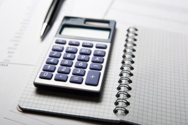 hesap makinesi ve kağıt üzerinde çalışmak