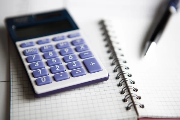 Work on the calculator and papers — Stock Photo, Image
