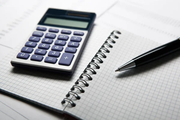 Work on the calculator and papers — Stock Photo, Image
