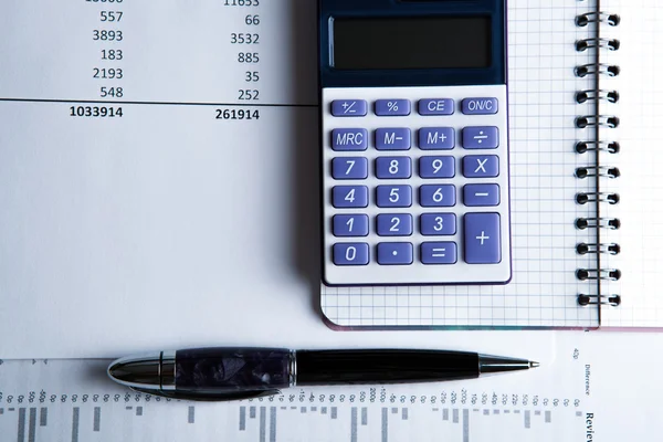 Trabajo en la calculadora y los papeles — Foto de Stock