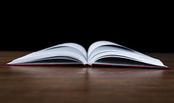 Livro aberto sobre a mesa — Fotografia de Stock