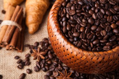 bambu sepet içinde kavrulmuş kahve çekirdeği