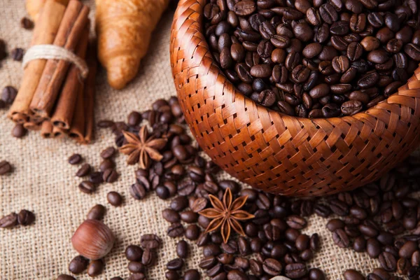 Granos de café tostados en una cesta de bambú — Foto de Stock