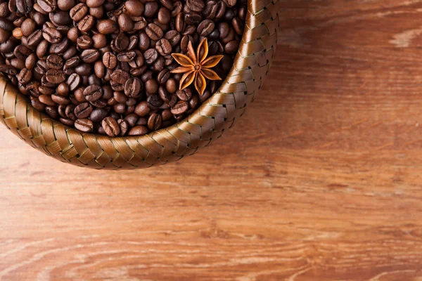 Granos de café tostados en una cesta de bambú —  Fotos de Stock