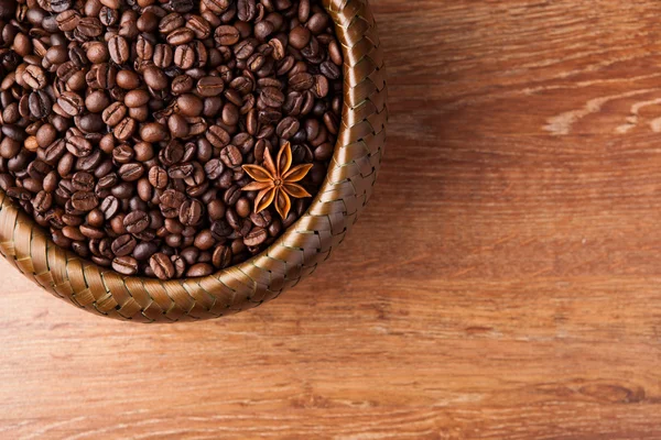 Granos de café tostados en una cesta de bambú —  Fotos de Stock