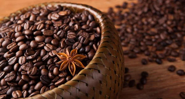 Chicchi di caffè tostati in un cesto di bambù — Foto Stock