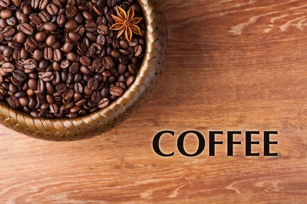 Geröstete Kaffeebohnen in einem Bambuskorb mit Titel — Stockfoto