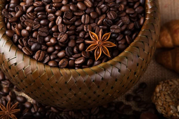 대나무 바구니에 볶은 커피 콩 — 스톡 사진