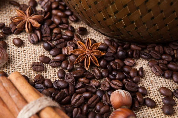 Pražená kávová zrna a badyánu — Stock fotografie