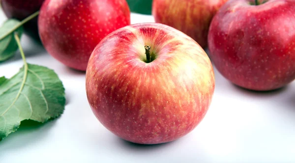 Ein roter Apfel und ein Blatt — Stockfoto