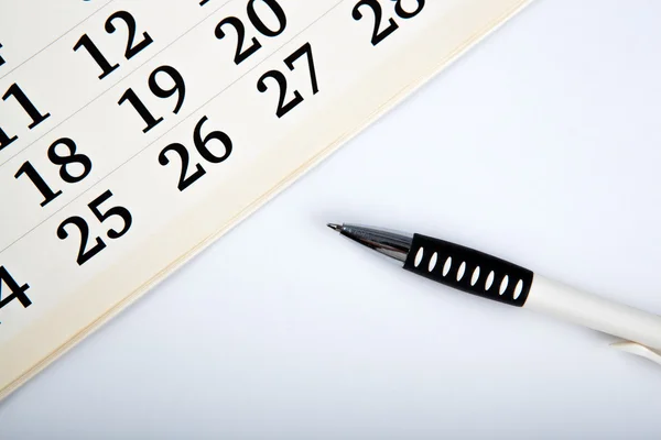 Giorni di calendario con numeri e penna — Foto Stock