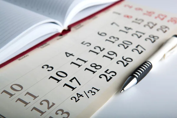 Giorni di calendario con numeri e penna — Foto Stock