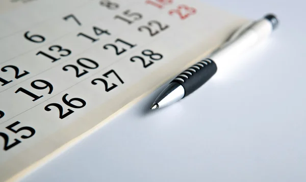 Giorni di calendario con numeri e penna — Foto Stock