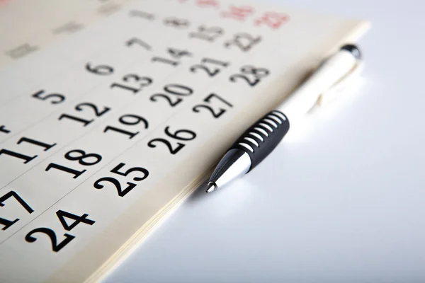 Giorni di calendario con numeri e penna — Foto Stock