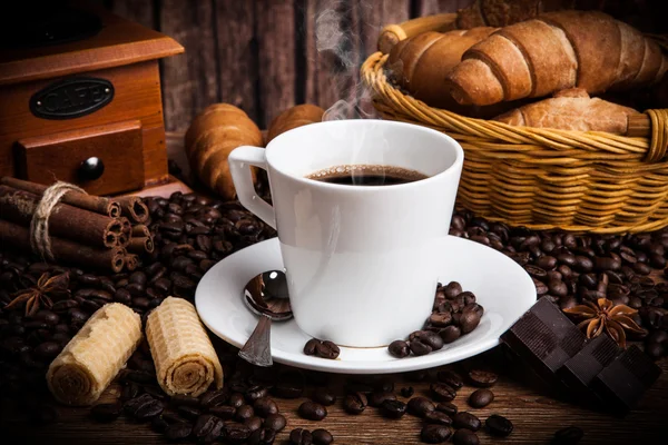 コーヒー一杯のコーヒーのある静物 — ストック写真