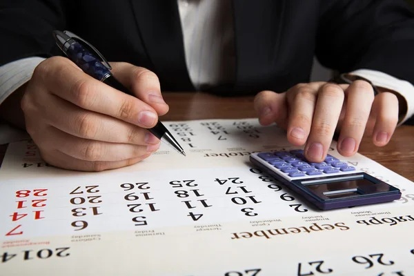 Homem calcula planos futuros — Fotografia de Stock